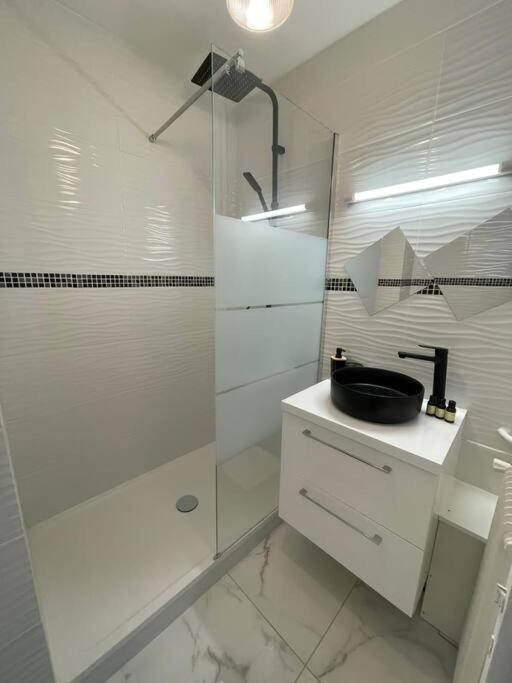 Appartement 2 Pieces, Salon Et Chambre, 44M2 Refait A Neuf クリシー エクステリア 写真